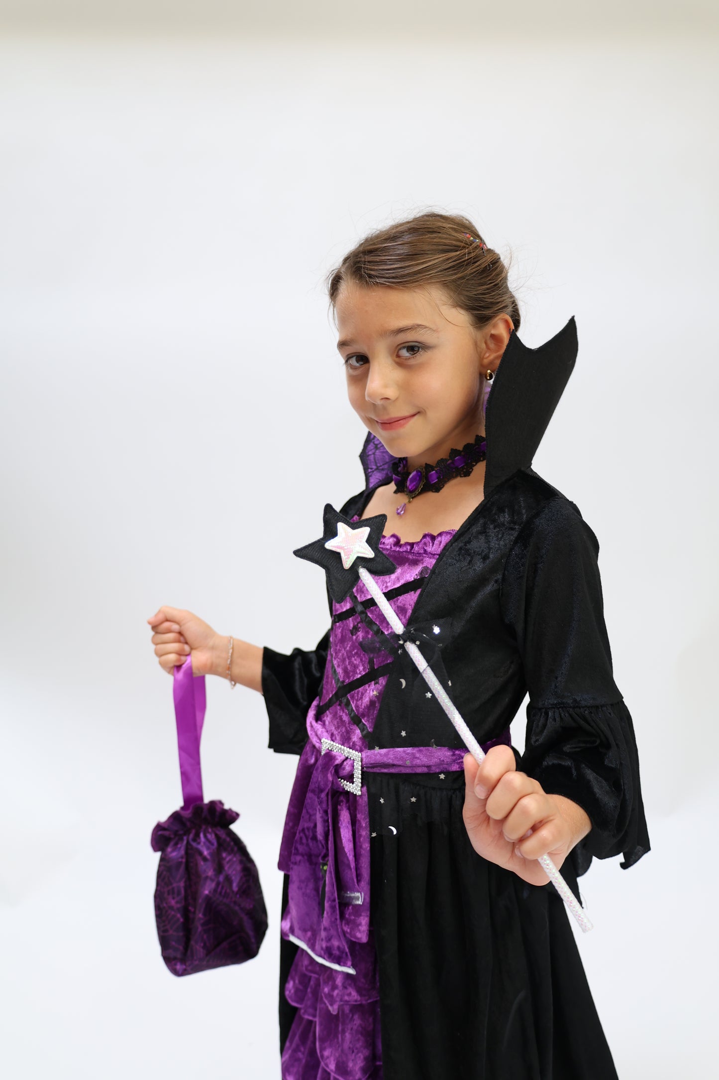 Déguisement Halloween fille – Sorcière Vampire Violet & Noir avec Sac et Ceinture Chat Noir (3 à 8 ans)