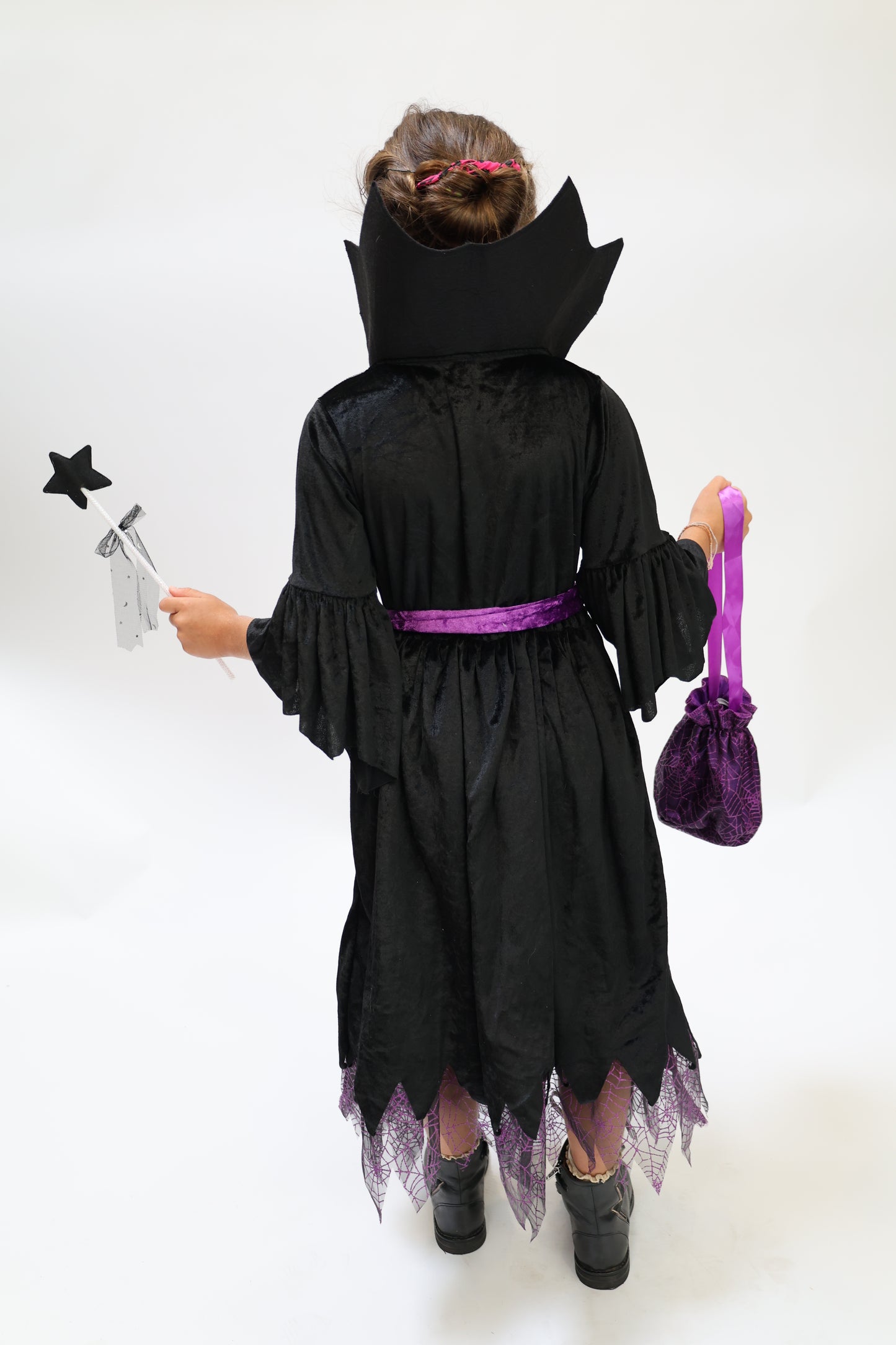Déguisement Halloween fille – Sorcière Vampire Violet & Noir avec Sac et Ceinture Chat Noir (3 à 8 ans)