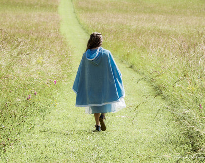 Cape de princesse bleue pour fille – Déguisement féerique avec capuche et ruban satiné – Style Reine des Neiges by Lilihope
