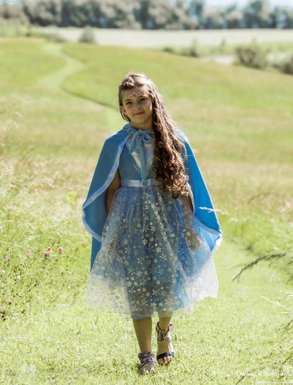 Cape de princesse bleue pour fille – Déguisement féerique avec capuche et ruban satiné – Style Reine des Neiges by Lilihope